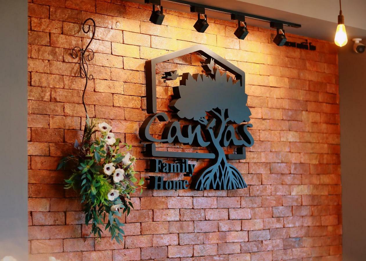 Canvas Family Home Trat Extérieur photo